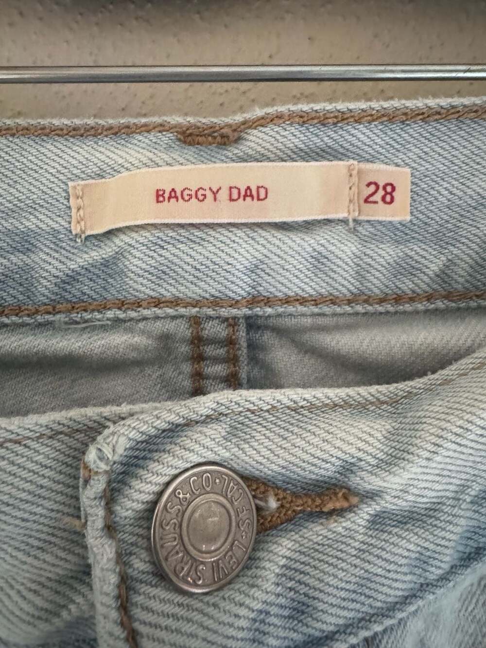 Levi's Size 28 Baggy Dad Jean w/ Leather Patch - Picture 4 of 11